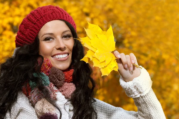 Молодая женщина на открытом воздухе с осенними листьями — стоковое фото