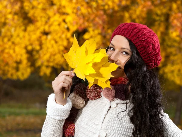 Jovem mulher ao ar livre com folhas de outono — Fotografia de Stock
