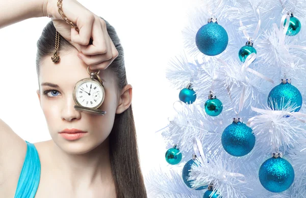 Γυναίκα ομορφιά ρολόγια χρόνο Πρωτοχρονιάς χριστουγεννιάτικο δέντρο — Φωτογραφία Αρχείου