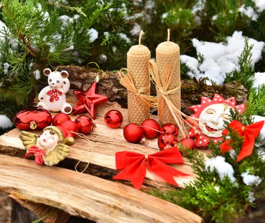 Noel dekorasyon ağaç kırmızı mumlar topları
