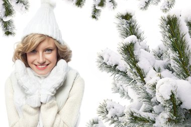 kadın kış Noel ağacı karla kaplı