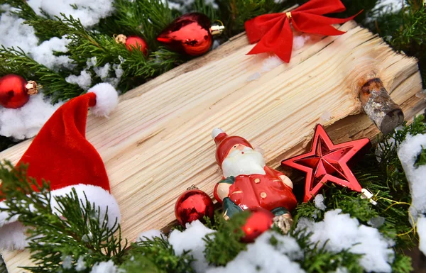 Decoração de Natal árvore bolas vermelhas textura de madeira — Fotografia de Stock