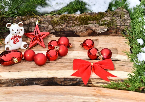 Weihnachtsdekoration Baum rote Kugeln Holz Textur — Stockfoto