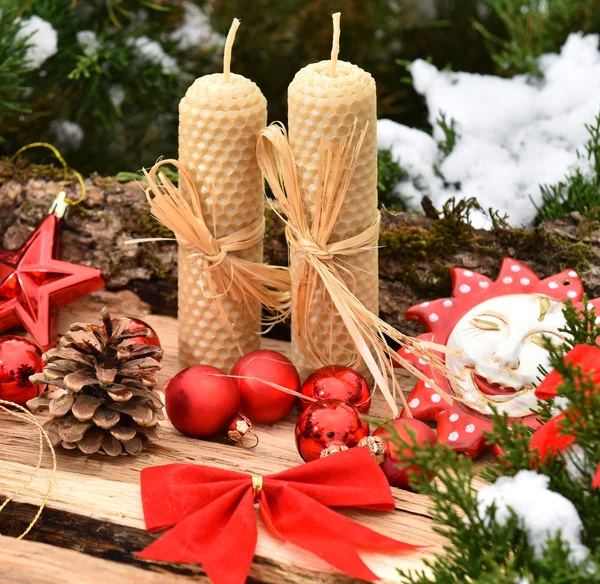 Jul dekoration träd röda bollar trä textur ljus — Stockfoto