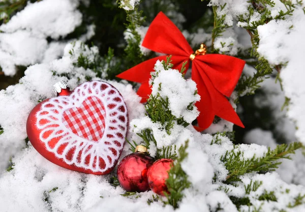 Natal decoração árvore vermelho bolas coração — Fotografia de Stock