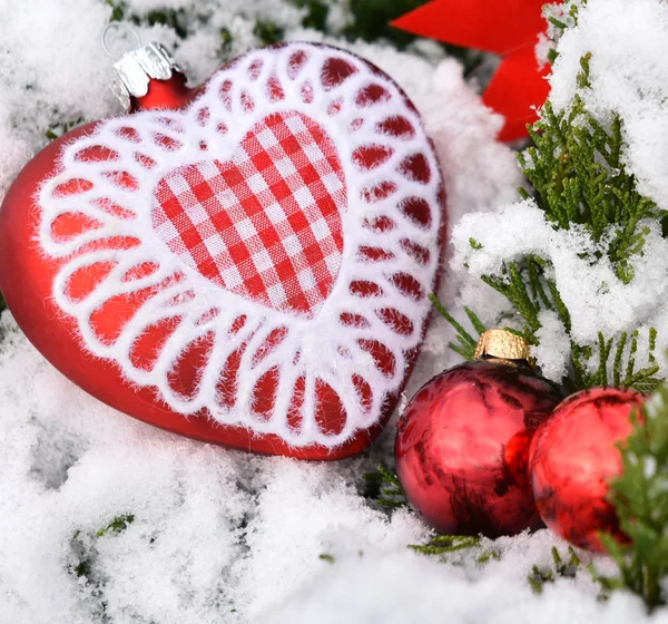 Décoration de Noël sapin boules rouges coeur — Photo