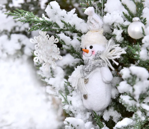 Natal decoração árvore coberto de neve — Fotografia de Stock