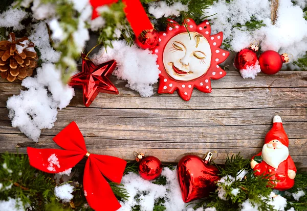 Boże Narodzenie dekoracji drzewo czerwone kulki drewniane — Zdjęcie stockowe