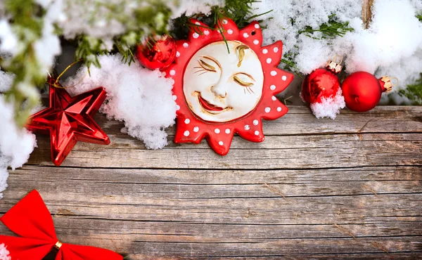 Kerstmis decoratie boom rode ballen houten — Stockfoto
