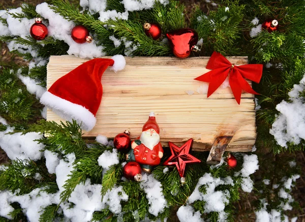 Decoração de Natal árvore bolas vermelhas textura de madeira — Fotografia de Stock