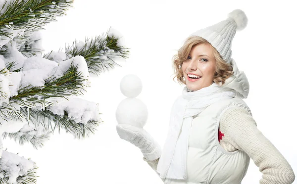 Nő téli karácsonyfát borítja hó — Stock Fotó