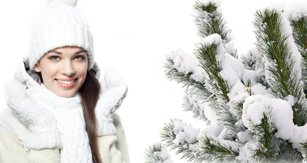 여자 겨울 크리스마스 트리 눈으로 덮여 — 스톡 사진