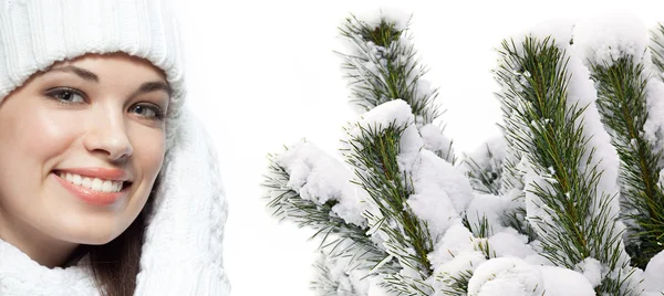 여자 겨울 크리스마스 트리 눈으로 덮여 — 스톡 사진