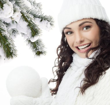 kız kış giysileri chistmas ağacında karla kaplı