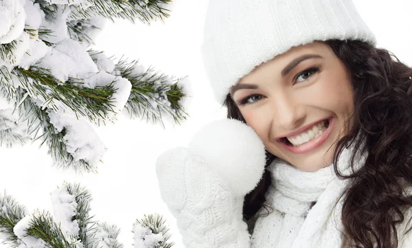 Kvinnan vintern chistmas träd täckta med snö — Stockfoto