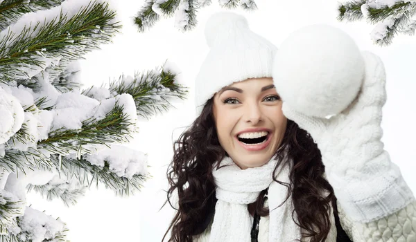 Mujer invierno retrato chistmas árbol cubierto de nieve —  Fotos de Stock