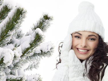 kız kış giysileri chistmas ağacında karla kaplı