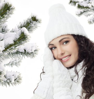 kız kış giyim chistmas ağacında karla kaplı