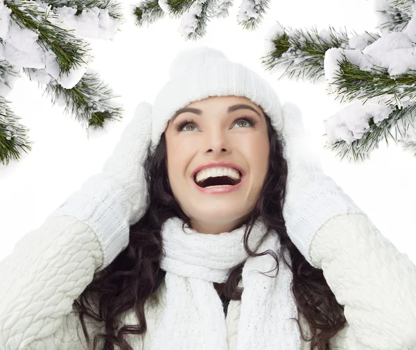 Vrouw winter chistmas boom bedekt met sneeuw — Stockfoto