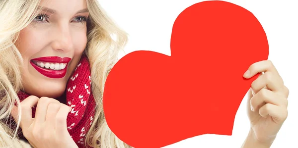 Mujer invierno corazón rojo amor de San Valentín —  Fotos de Stock