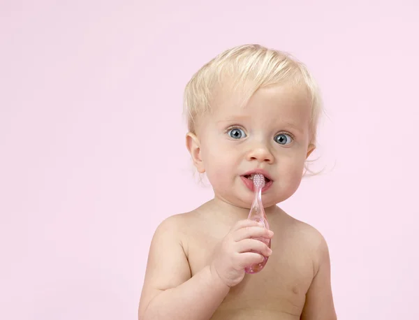 Niño pequeño bebé cepillarse los dientes —  Fotos de Stock