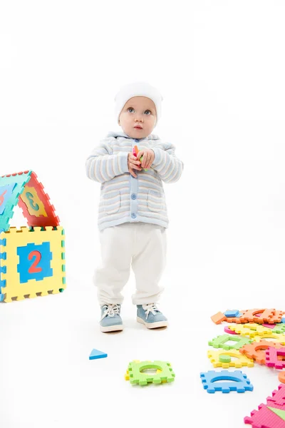 Klein kind babyjongen spelen met puzzels — Stockfoto