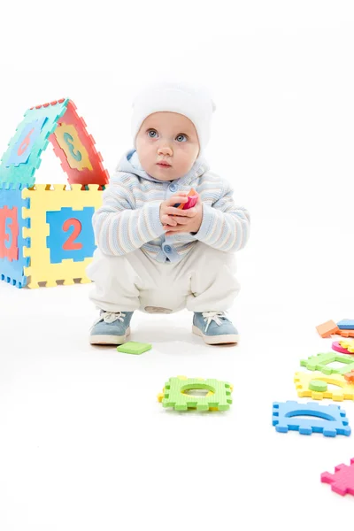 パズルで遊ぶ幼い子供赤ちゃん — ストック写真