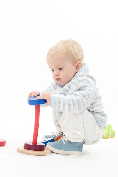 Pequeno bebê brincando pirâmide — Fotografia de Stock