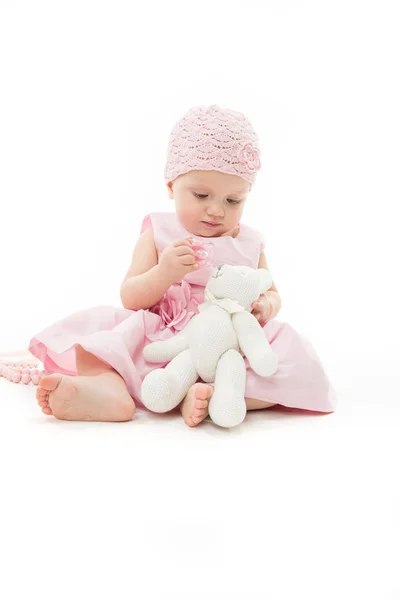 Pequeño bebé jugando con osito de peluche —  Fotos de Stock