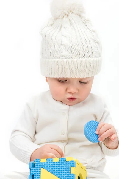 Małe dziecko dziecko bawiąc się zabawkami — Zdjęcie stockowe