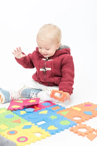 小さな子赤ちゃん遊ぶパズルします。 — ストック写真