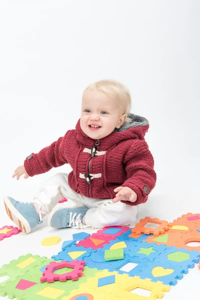 Niño pequeño bebé jugando con rompecabezas — Foto de Stock