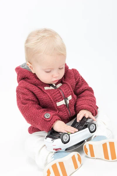 Маленька дитина грає з машиною — стокове фото