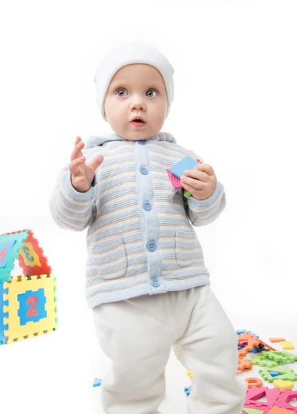 Petit enfant bébé jouer avec puzzle — Photo