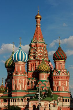 kırmızı kare karşı Basil'in katedral kubbe mavi gökyüzü işareti kaldırın.