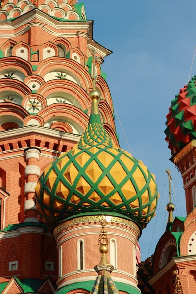 Kuppeln Der Basilius Kathedrale Auf Dem Roten Platz Vor Blauem — Stockfoto