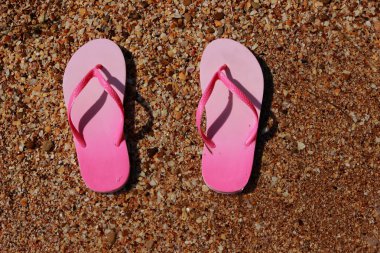 pembe parmak arası terlikler