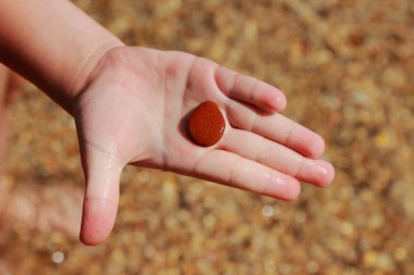 denizin üzerinde çocuk