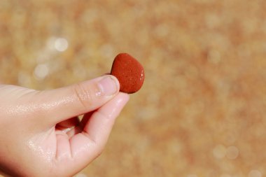 denizin üzerinde çocuk