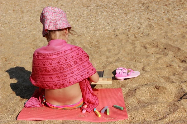 Schattig Lachend Meisje Zittend Het Strand Schilderstuk Met Krijt Blackboard — Stockfoto