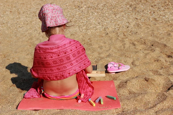 Linda Niña Sonriente Sentada Playa Dibujando Con Tiza Pizarra Kerch — Foto de Stock