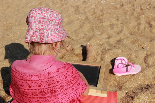 Niedliches Lächelndes Kleines Mädchen Sitzt Strand Und Zeichnet Mit Kreide — Stockfoto