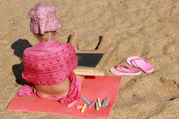 Schattig Lachend Meisje Zittend Het Strand Schilderstuk Met Krijt Blackboard — Stockfoto