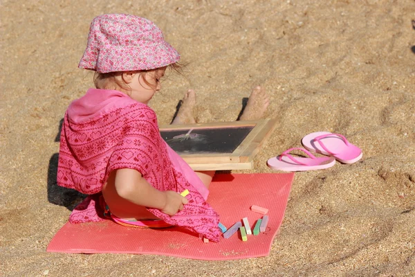 Schattig Lachend Meisje Zittend Het Strand Schilderstuk Met Krijt Blackboard — Stockfoto