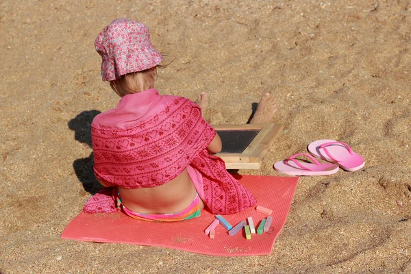 Schattig Lachend Meisje Zittend Het Strand Schilderstuk Met Krijt Blackboard — Stockfoto