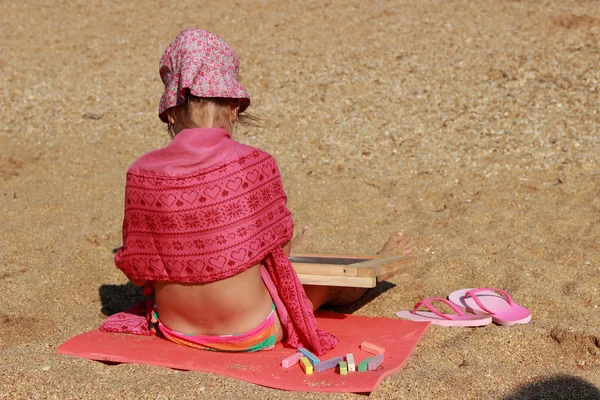 Carino Sorridente Bambina Seduta Sulla Spiaggia Disegno Con Gessetti Sulla — Foto Stock