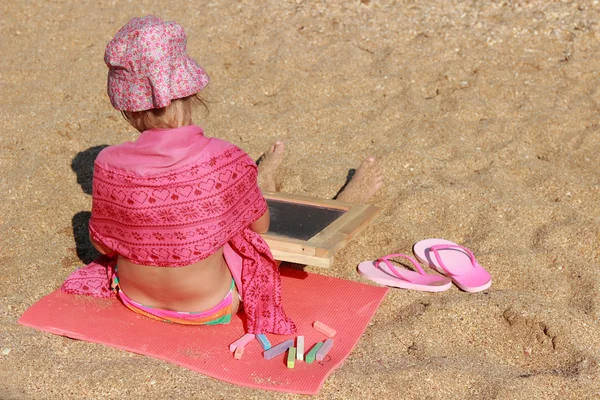 Niedliches Lächelndes Kleines Mädchen Sitzt Strand Und Zeichnet Mit Kreide — Stockfoto