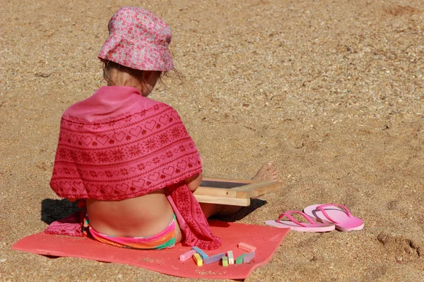 Carino Sorridente Bambina Seduta Sulla Spiaggia Disegno Con Gessetti Sulla — Foto Stock