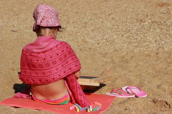 Schattig Lachend Meisje Zittend Het Strand Schilderstuk Met Krijt Blackboard — Stockfoto