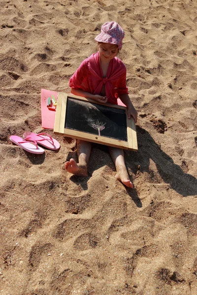 Kid drawing on the beach — Stock Photo, Image